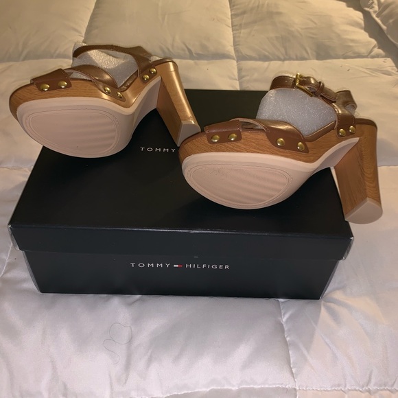 ❌SOLD❌ New Tommy Hilfiger Tan Wood Heels size 6 - Picture 2 of 4